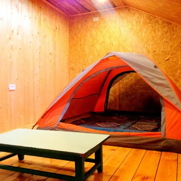 Urban Monkey Tent hostel & bar، فندق في Koysary