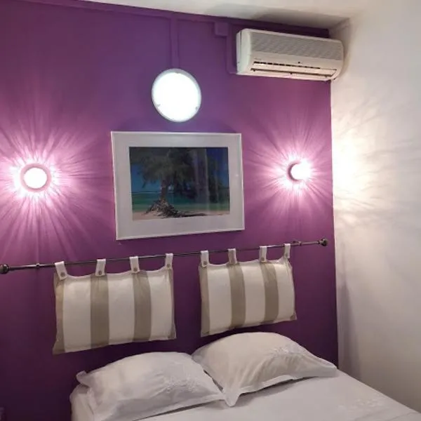 Hôtel Du Centre: Saint-Denis şehrinde bir otel