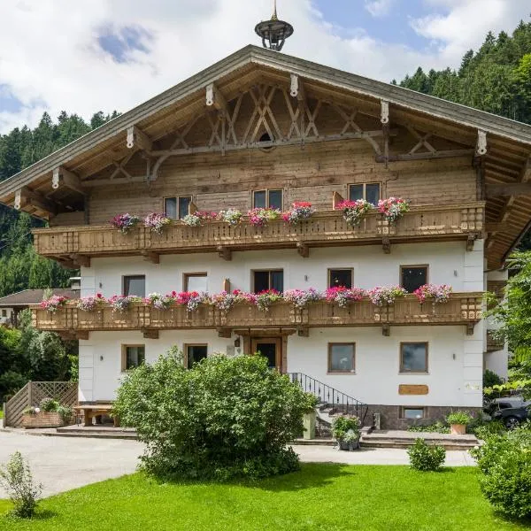 Ferienhof Kampfl, Hotel in Fügen