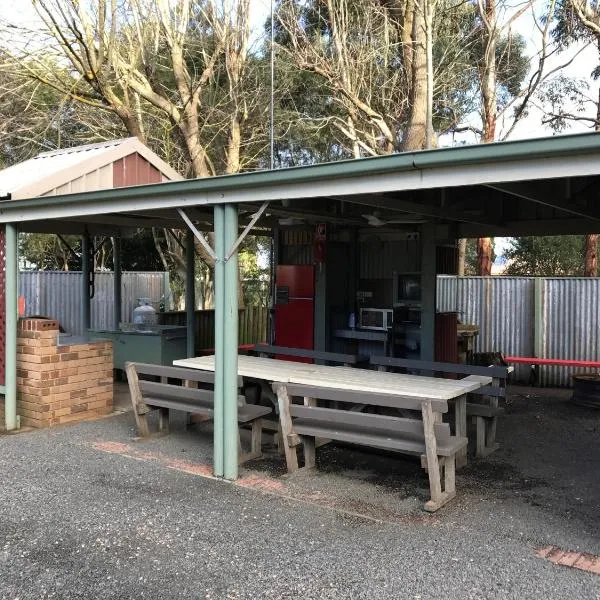 Pinewood Caravan Park, hótel í Heywood