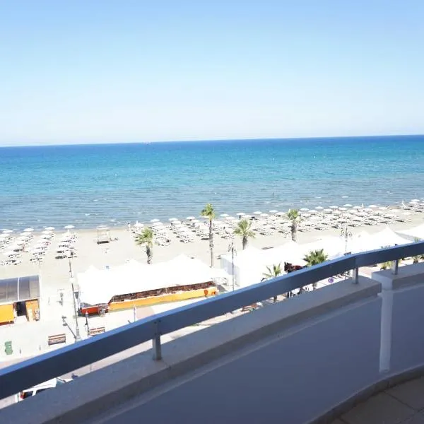 Lazuli Sea View Beachfront Ap 43, hotel em Lárnaca