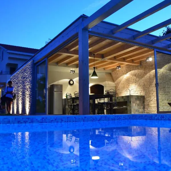 Villa Mirakul, hotel v Sukošane