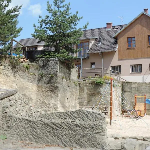 Ubytovací hostinec Na Skalách، فندق في Budislav