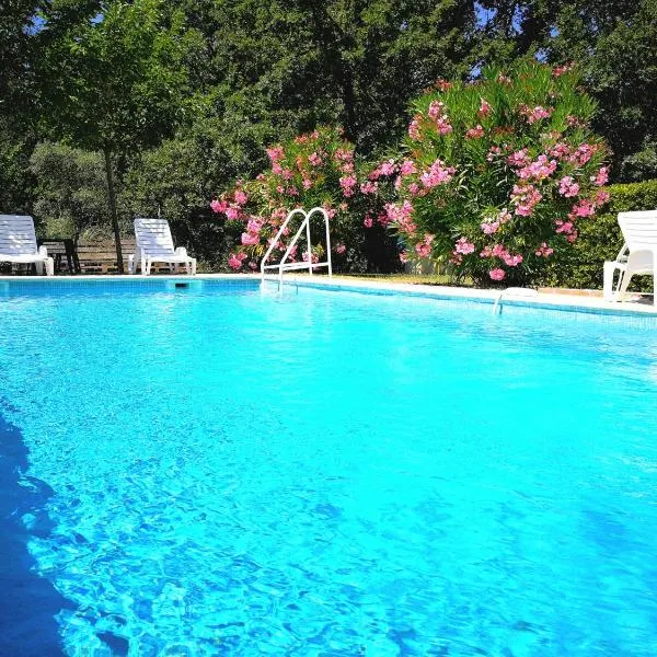 Au Bien Etre piscine, hôtel à Ampus