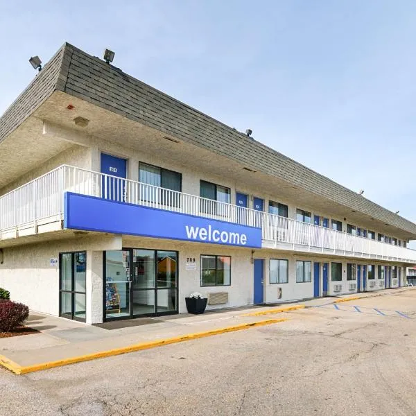 Motel 6-Topeka, KS - Northwest، فندق في توبيكا