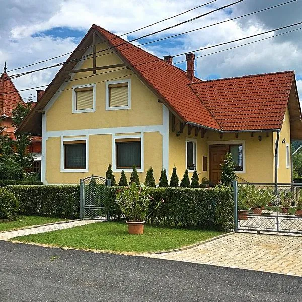 Petra Apartmanház, готель у місті Бадачоньтомай