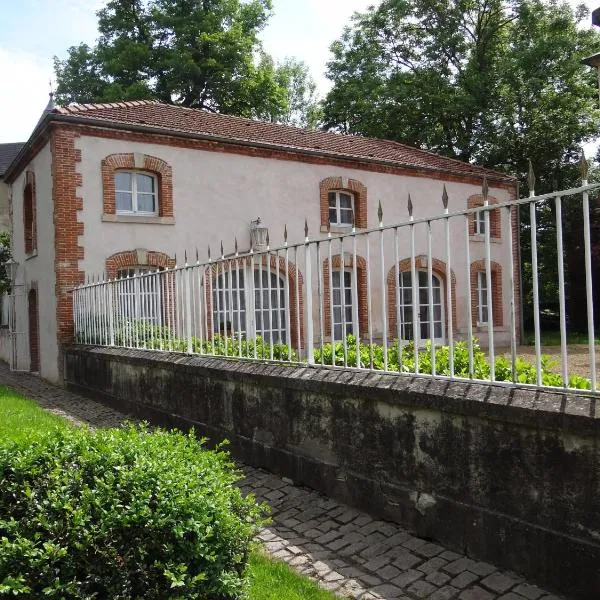 Château Mesny Gite Au Fil des Pages, hotel v destinaci Vic-sur-Seille