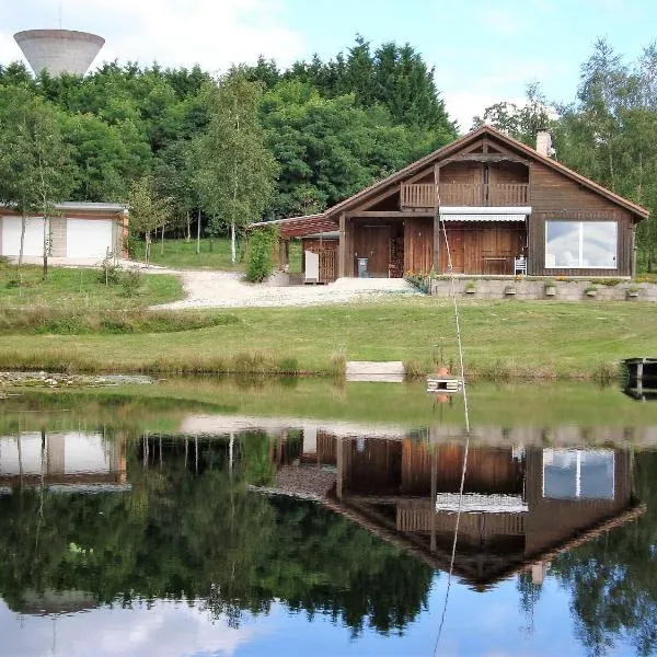 Lieux-au-lac, hotel in Piégut-Pluviers