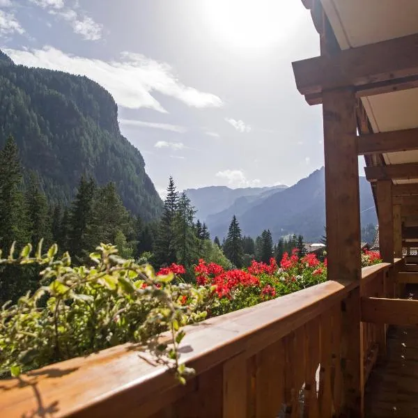 Hotel Engel, hotel in Canazei