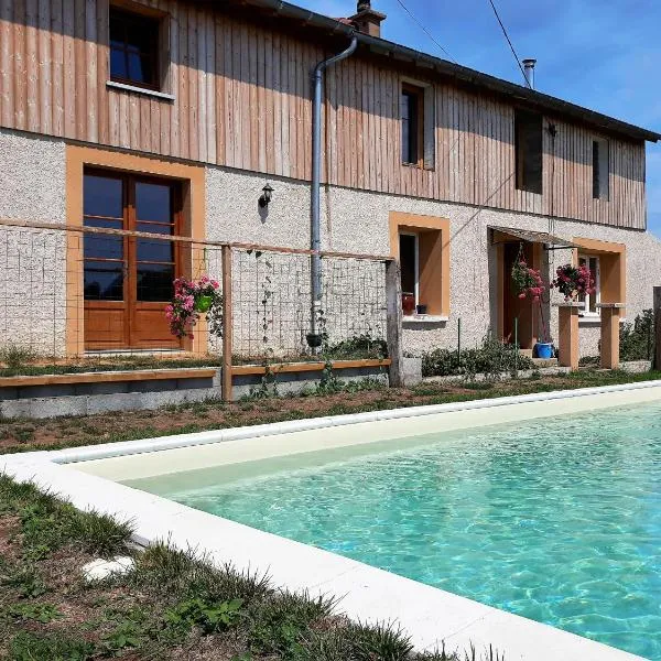 La ferme du Bouton d'Or, hotel in Saint-Marcel-dʼUrfé