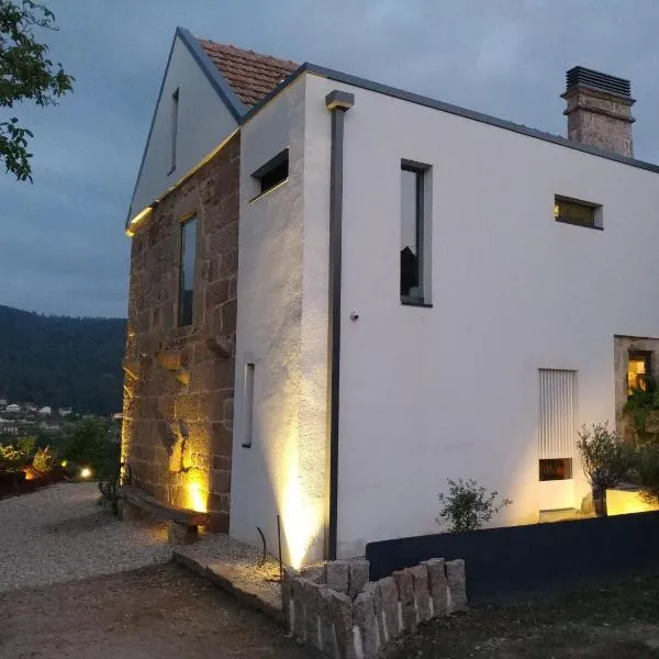 A casa dos Parladoiros, hótel í Mos