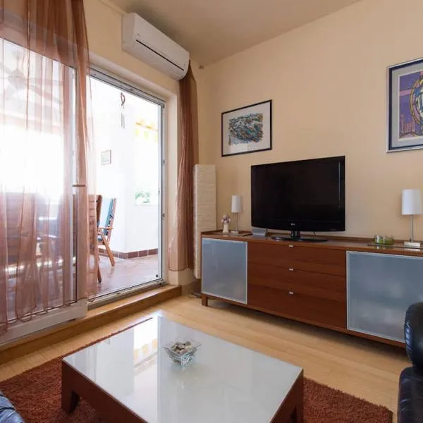 Luxury front row designer apartment, hotel v destinaci Selce