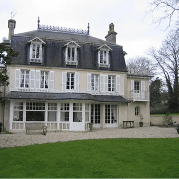 Chambres d'Hôtes Le Petit Sully, hotel v destinaci Sully