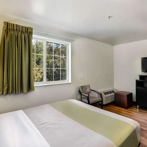 Studio 6-East Brunswick, NJ - NYC Area, hotel in East Brunswick