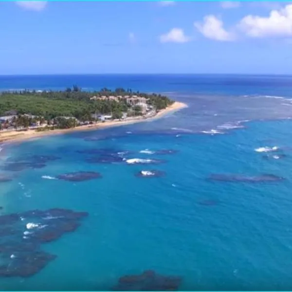 Beach front apartment in Luquillo, hotel in Luquillo