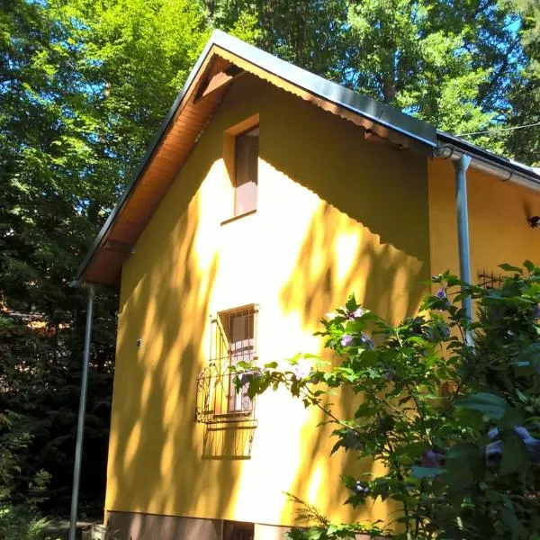 Chata nad kúpaliskom, hotel in Kováčová