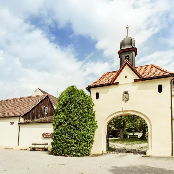 Hotel & Reitsportzentrum Kreuth, hotel di Röttenbach