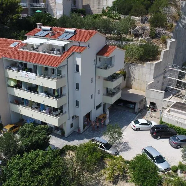 Apartments Rica, hotel v Omiši
