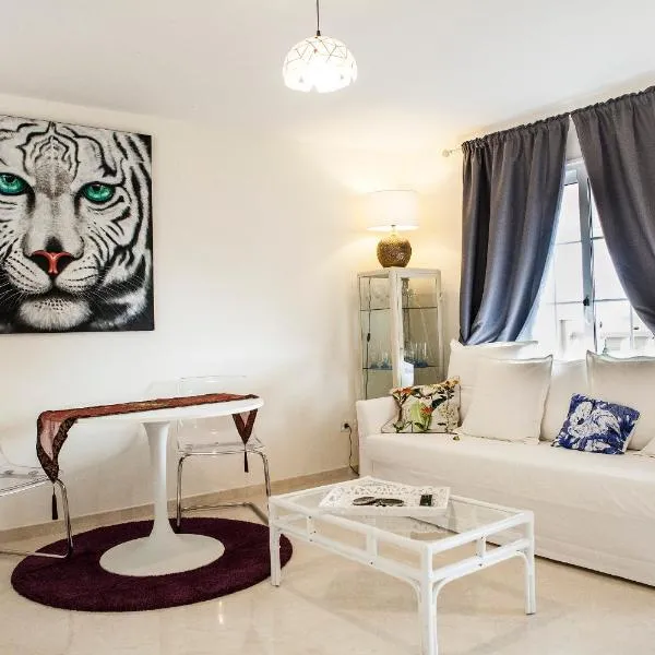 Duplex 2 bedrooms for you with Air Conditioner, hotel in Palm-Mar