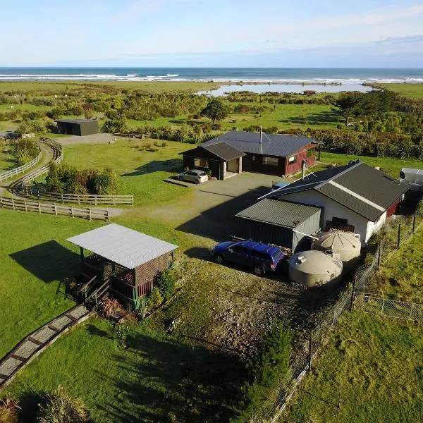 Koru Beachfront Holiday Cabins & Hot Tub, hotel v destinaci Barrytown