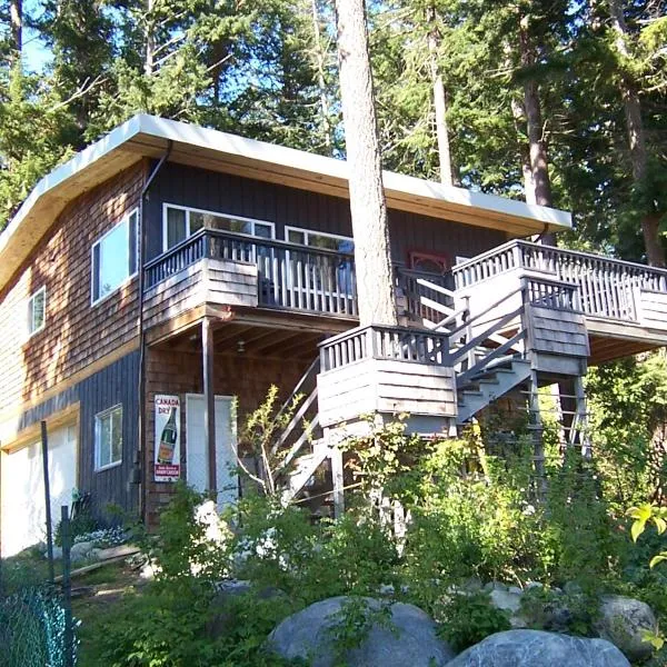 Malaspina Strait Cottage, hotel in Brew Bay