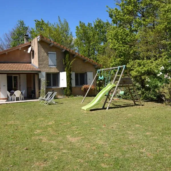 Modern vacation home with private garden, hotel i Ratières