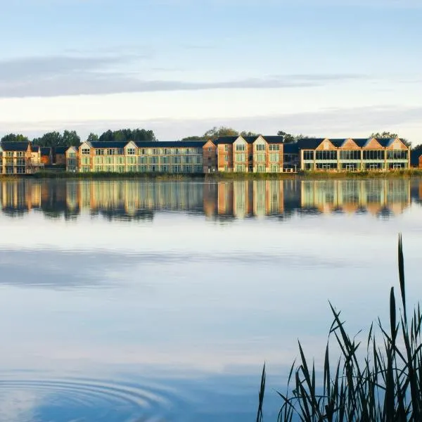 De Vere Cotswold Water Park Apartments, hotel in Cirencester