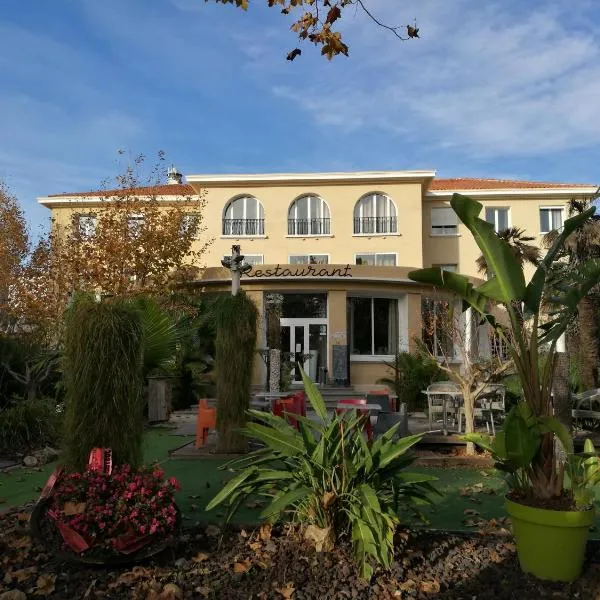Adonis Sanary Grand Hôtel des Bains、サナリー・シュル・メールのホテル