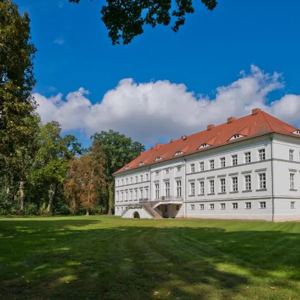 Schloss Retzow Apartments, hotel v destinaci Retzow