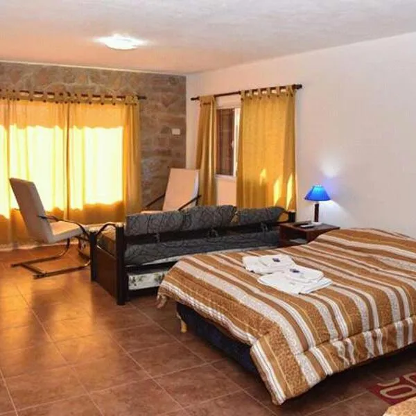 Hostal "El Tomolasta", hotel in La Carolina