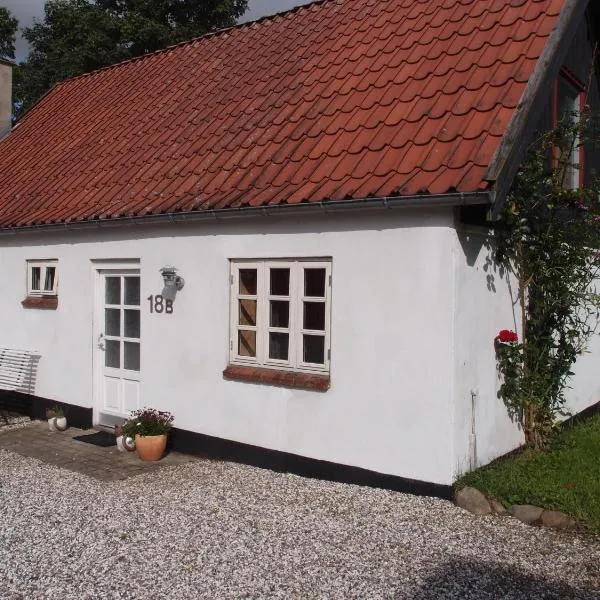 Bjældskovgaard Holiday House, hotel in Funder Kirkeby