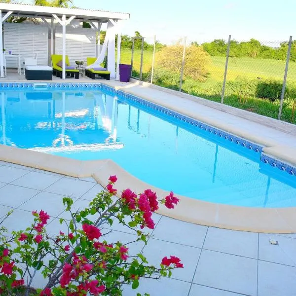 Villa Améthyste avec grande piscine privée, jardin clos, parking privé – hotel w mieście Le Robert