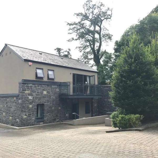 Holiday Home On Farnham Estate, hotel in Cavan