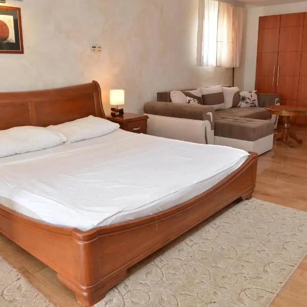 Apartment and Rooms In Club, hotel in Inđija