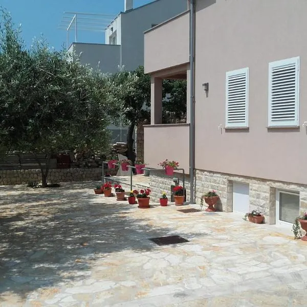 Lily Apartments Punta Skala, hotel in Petrcane