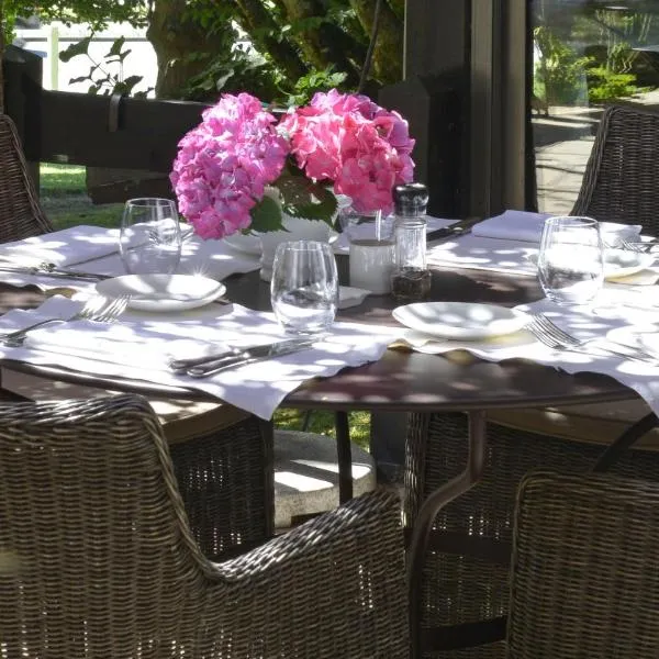 Logis Hotel - Restaurant Le Relais de Comodoliac, hotel v destinaci Saint-Junien