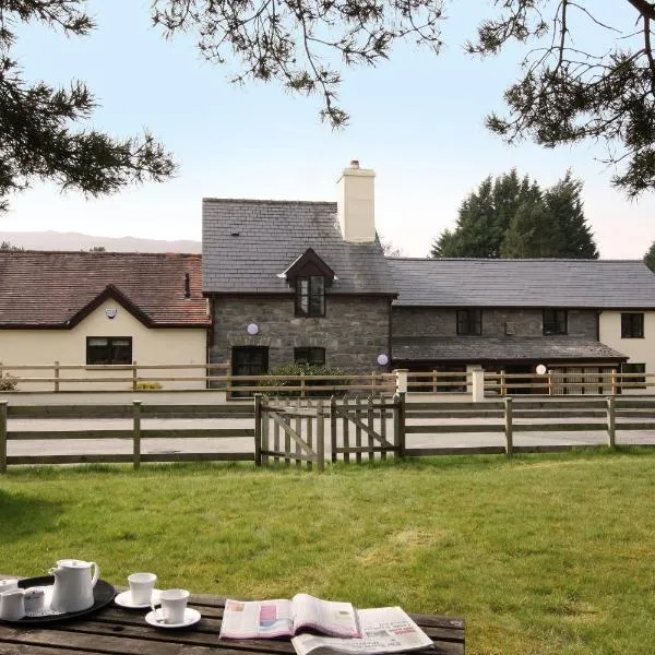 Vulcan Lodge Cottages, hotel in Rhayader
