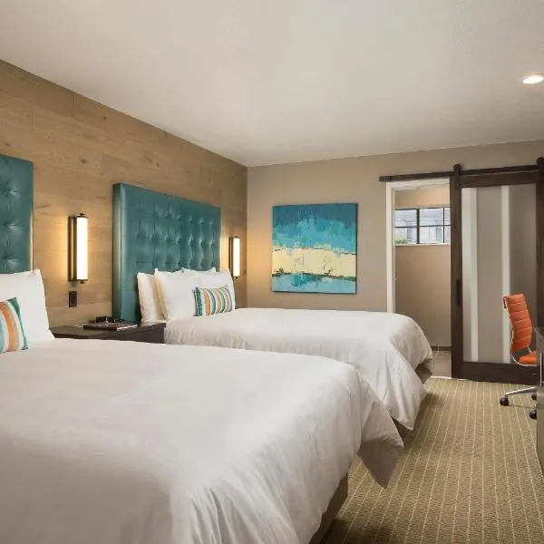 Wave Street Inn، فندق في مونتيري