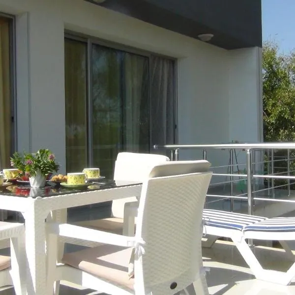 Magic Beach Apartments, hotel in Kérynia