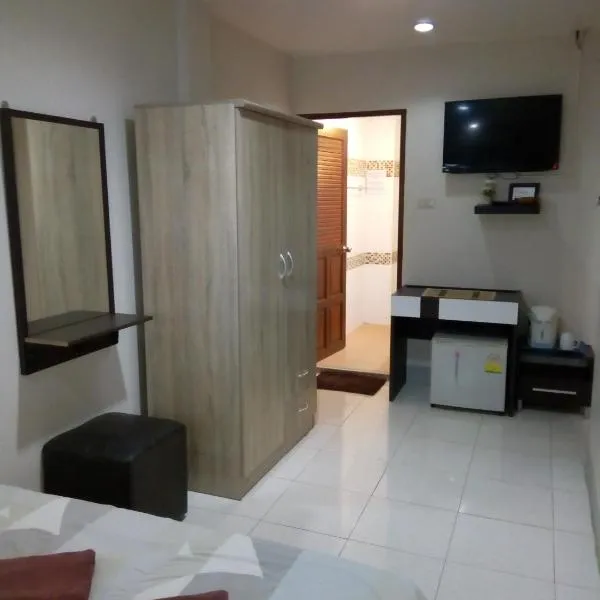 Living Room Guesthouse & Cafe Bar, Hotel in Strand Karon