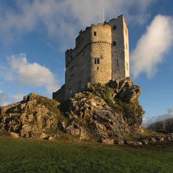 Roch Castle, hotel in Solva