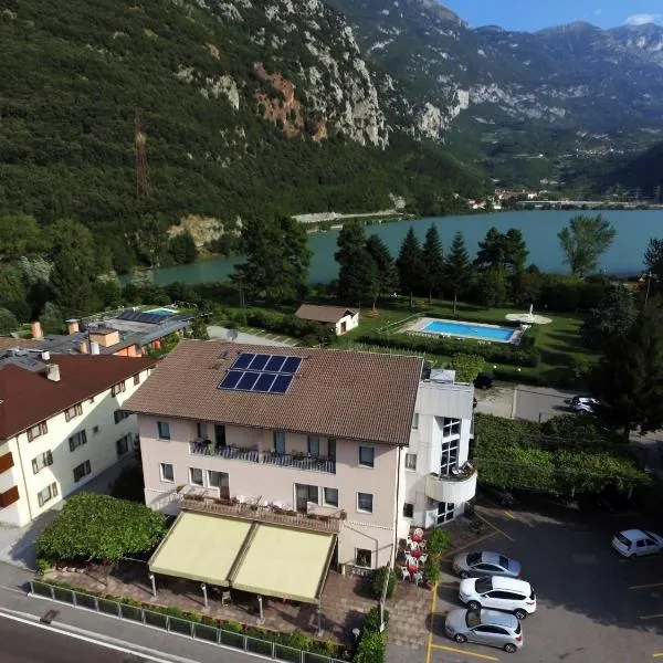 Albergo Miralaghi, hotel v destinácii Padergnone