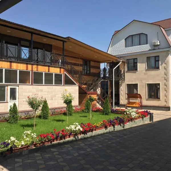 Nomad Hotel, khách sạn ở Karakol