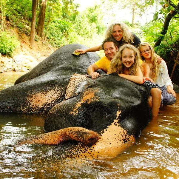 Jungle Village Homestay, hotel i Pinnawala