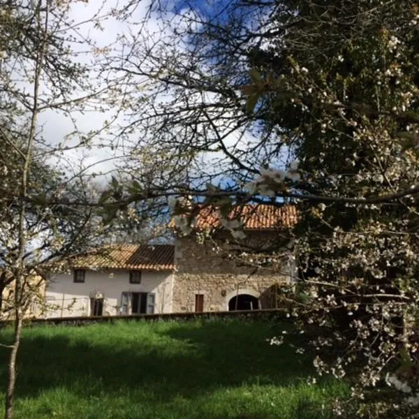 La Grange du Lac de Cantalès, hôtel à Saint-Mamet-la-Salvetat