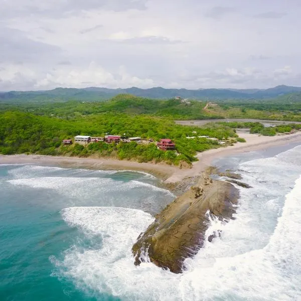Magnific Rock - Surf Resort & Yoga Retreat Nicaragua, hôtel à Popoyo