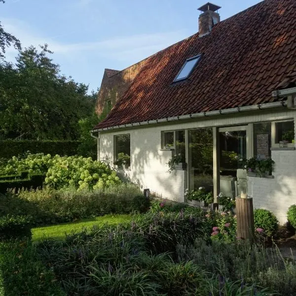 The Two Oaks - Private garden for guests, hotel v destinaci Hertsberge