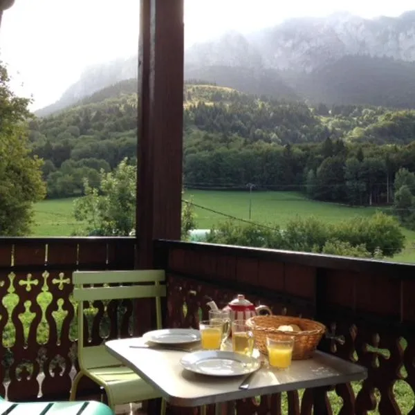 Between lake en ski resort, hotel em Thollon