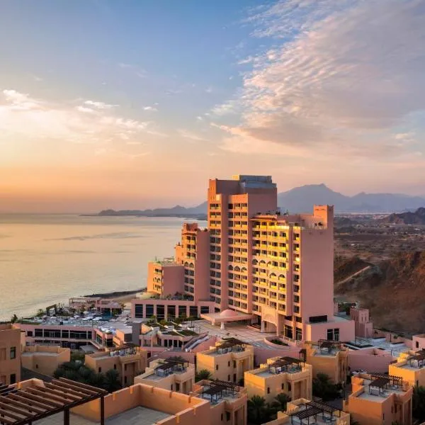 フェアモント フジャイラ ビーチ リゾート（Fairmont Fujairah Beach Resort）、ディバ・アル・ヒスンのホテル
