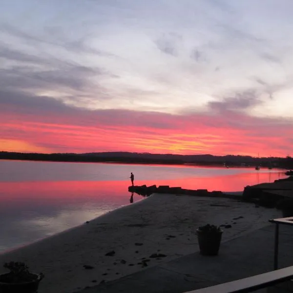 Villa Riviera on River Front, hotel v destinaci Ballina